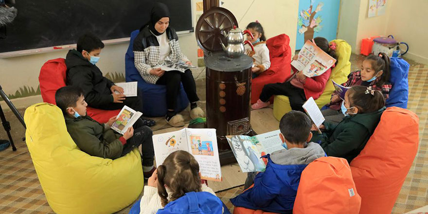 Emine öğretmen dağ köyündeki okulu sıcak yuvaya dönüştürdü