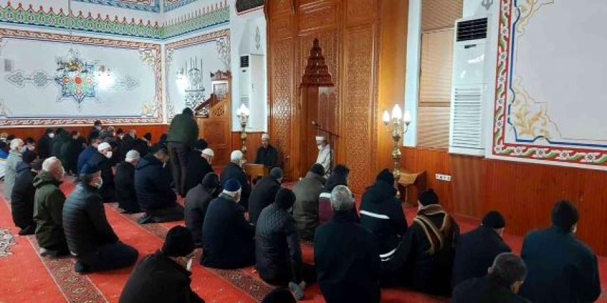 Namaz kılmak için her gün 1 kilometre yol yürüyorlar