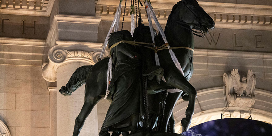 Roosevelt'in heykeli ırkçılığı çağrıştırdığı gerekçesiyle kaldırıldı