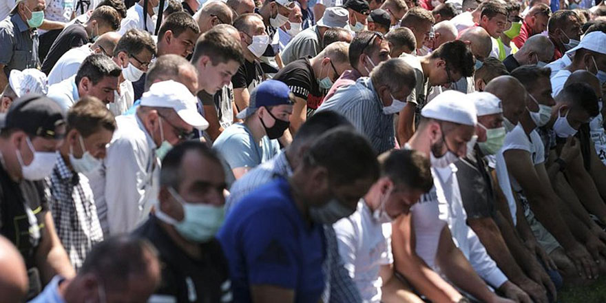 Sırp polisinden namaz kılan Boşnaklara para cezası