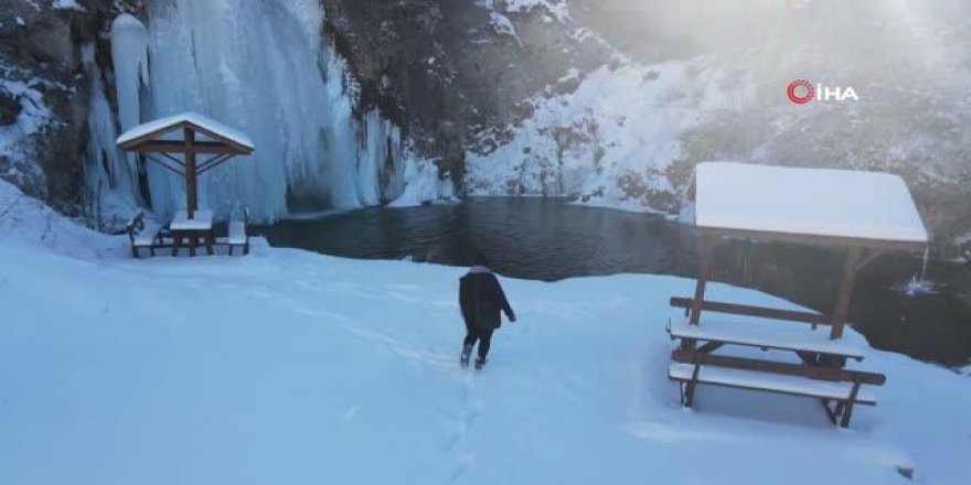 Eksi 20 derecede buz tutan şelale kartpostallık görüntüler oluşturdu