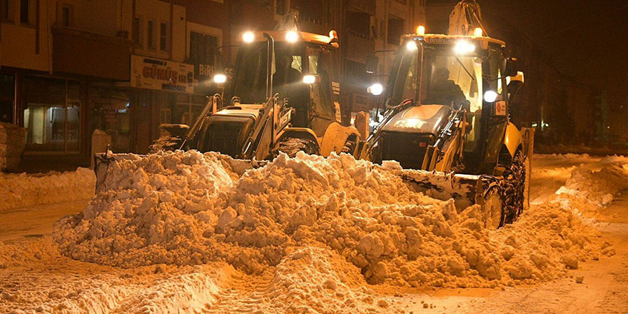 Bitlis’te 2 bin 500 kamyon kar şehir dışına taşındı