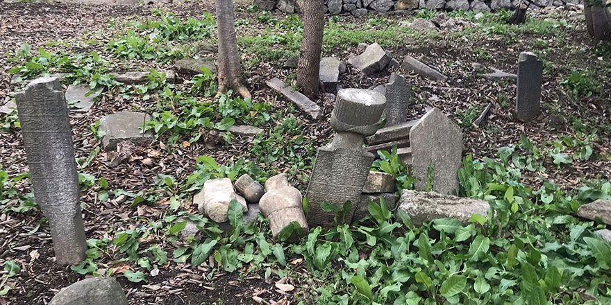 İstanbul'un göbeğinde 400 yıllık tarihi mezarlık harabeye döndü