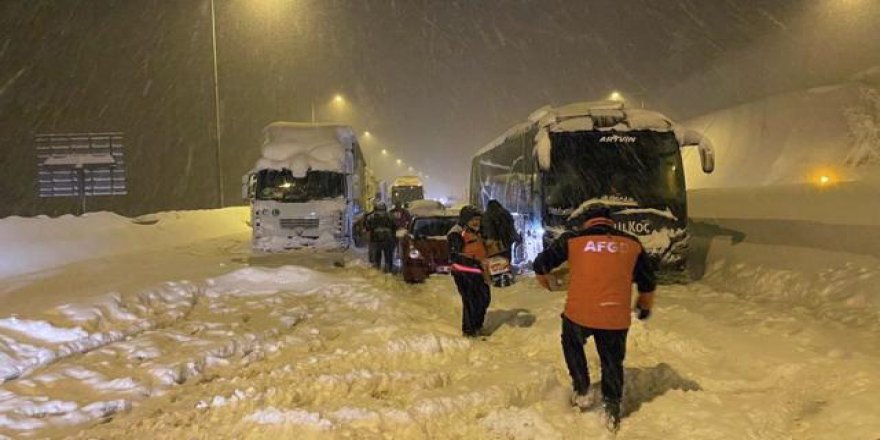 Bolu'da son 72 yılın en yoğun kar yağışı