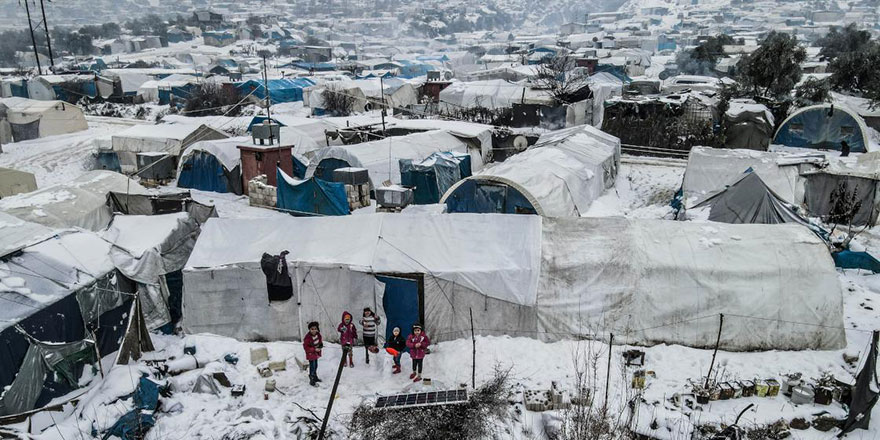 İdlib'deki kamplarda gecenin sessizliğini üşüyen çocukların ağlamaları bozuyor