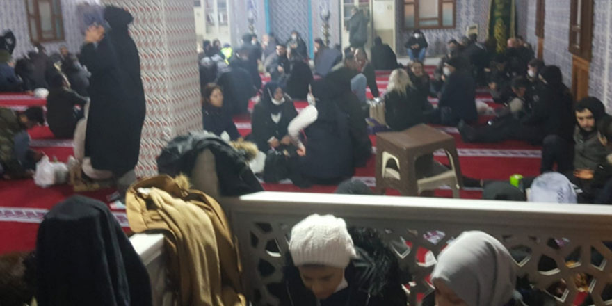 İstanbul'da yollarda mahsur kalanlar cami ve yurtlarda misafir ediliyor