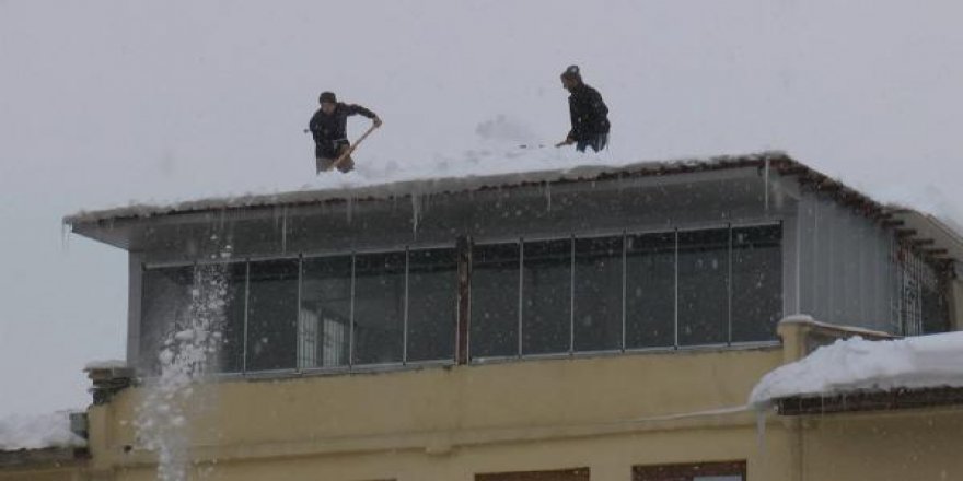 Karlı çatıları temizleyerek ekmek parasını kazanıyorlar