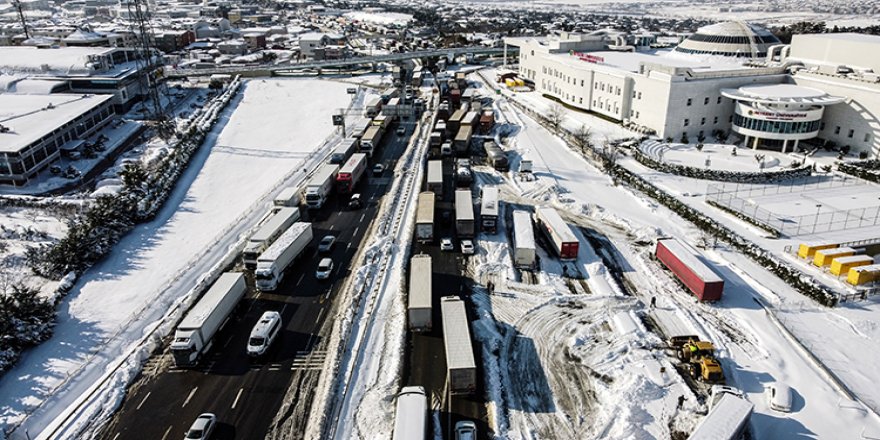 Antalya'nın Manavgat ilçesinde 15 yıl aradan sonra kar yağışı etkili oldu