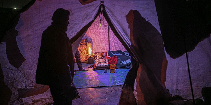 İdlib'de babalar, çocukları donarak ölmesin diye nöbet tutuyor