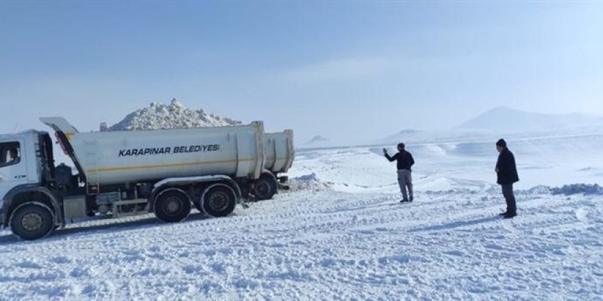 Kuruyan Meke Gölü'ne kamyonlarla kar taşınıyor