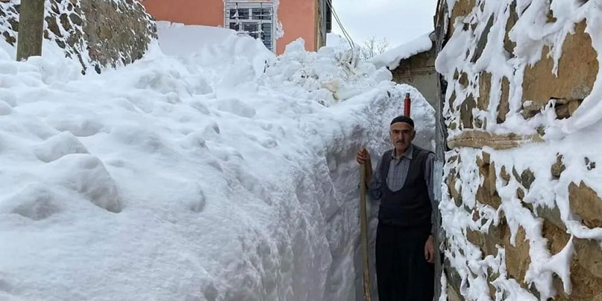Kar kalınlığı 2,5 metreye ulaştı evlere tünellerle ulaşım sağlanıyor