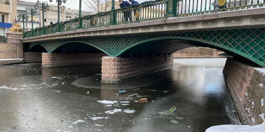 Porsuk Çayı'na atılan çöpler tepkilere sebep oldu