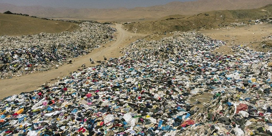 Batıda israf had safhada: Çöl, kıyafet çöplüğü oldu