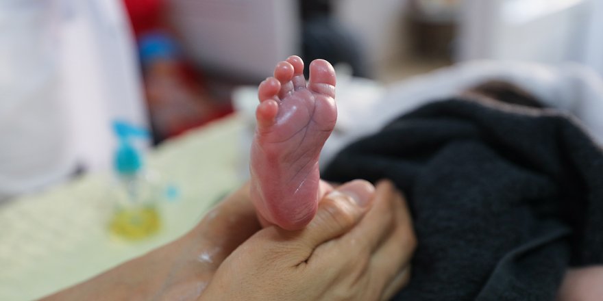 Anne adayları ve hemşirelere 'bebek masajı' eğitimi