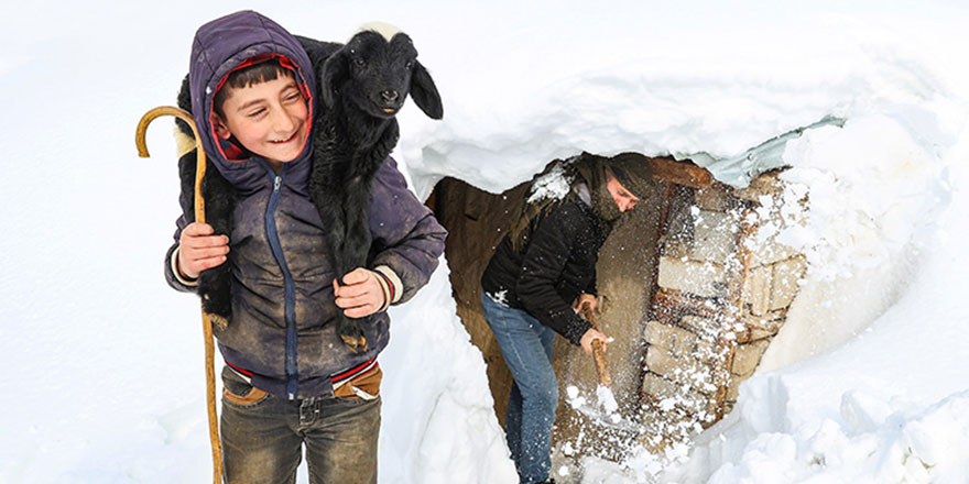 Tek katlı evleri kardan kayboldu 'Her şeye rağmen memnunuz' dediler