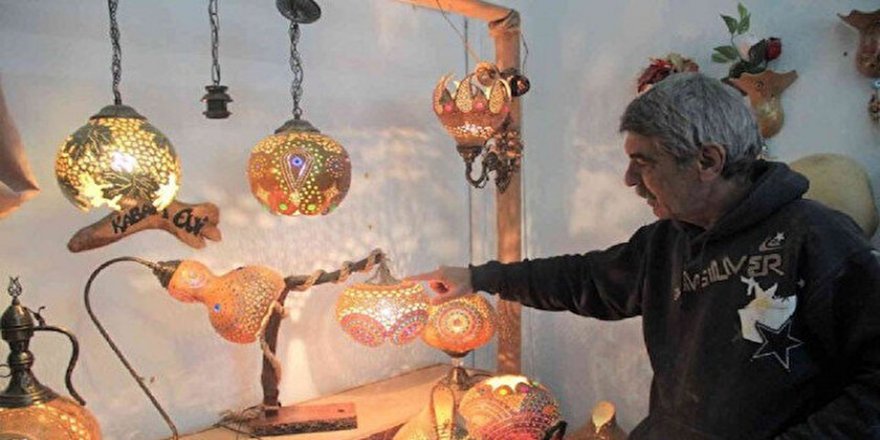 Su kabağını sanat eserine dönüştürüyor