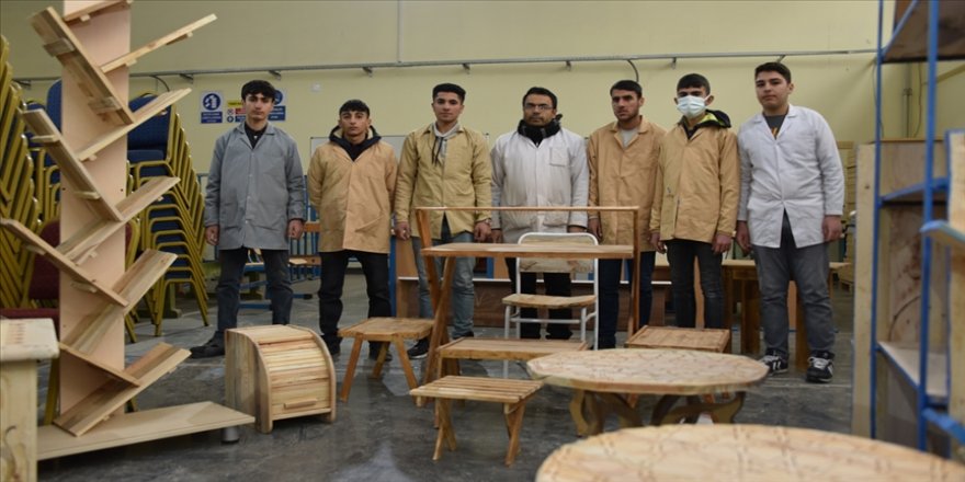 Atık paletler köy okullarının kütüphanesini güzelleştiriyor