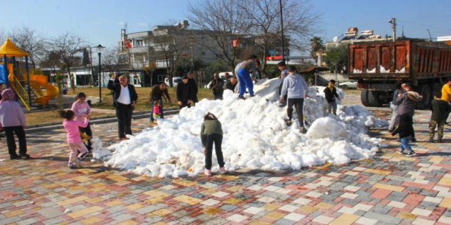 Hatay'da çocuklar için dağlardan parklara kamyonlarla kar taşındı