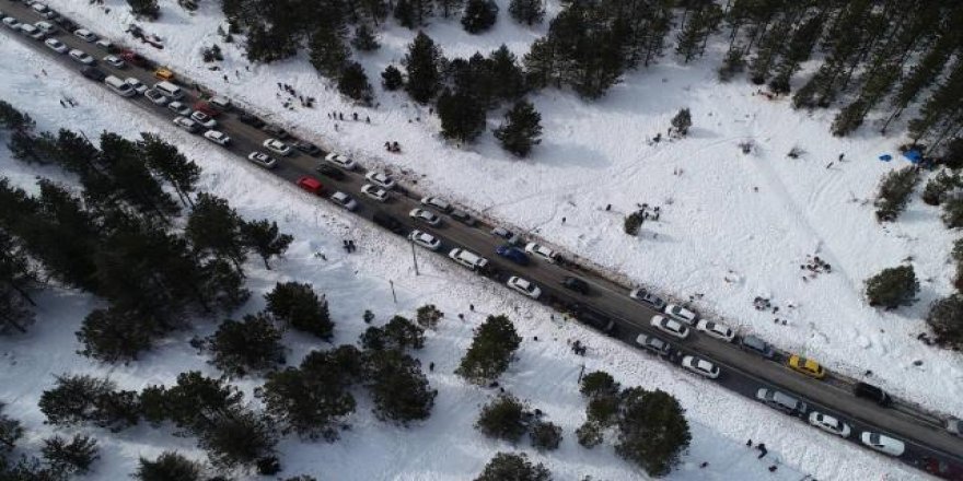 Kar görebilmek için kilometrelerce kuyruk oluşturdular