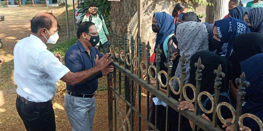 Hindistan'da başörtüsü zulmü: İnancımızı yargılıyorlar