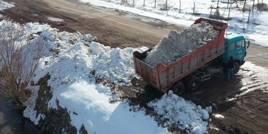 Tuz Gölü'ne 2 bin 500 kamyon kar taşındı