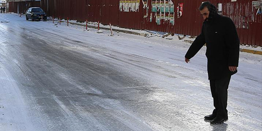 Buzlu yollarda yürürken dikkat: Baş ve boyun korunmalı