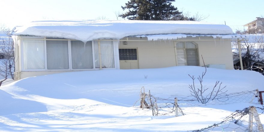 Bingöl Karlıova'da yoğun yağışla evler kara gömüldü