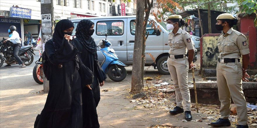 Hindistan'da başörtüsü yasağı nedeniyle eğitime ara veren okullar yeniden açıldı