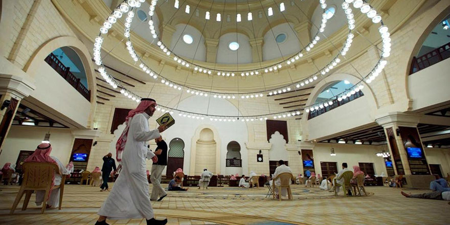Suudi Arabistan'da camiye şortla girene para cezası kesilecek