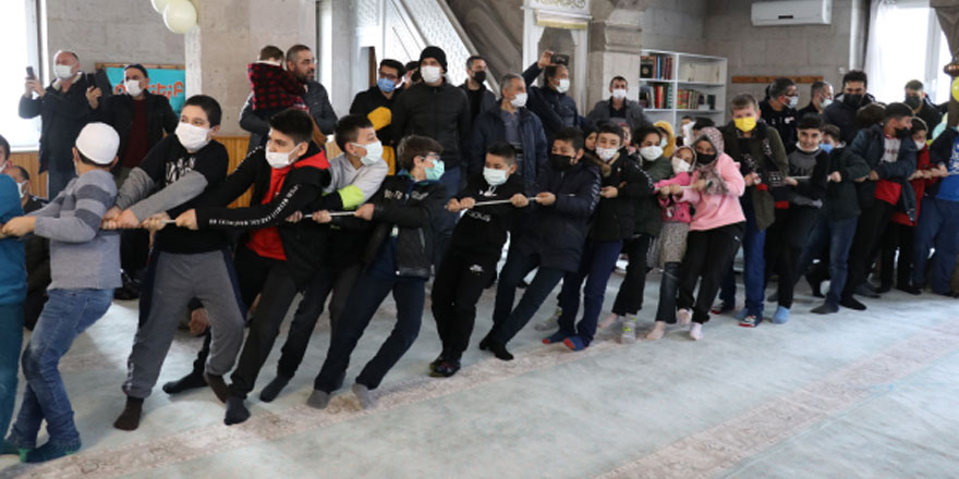 Camide namaz kılan çocuklar hem yarıştı hem oyun oynadı