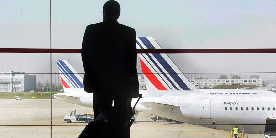 Mahkeme, namaz kıldığı için pilota tehlikeli diyen Paris emniyetine ceza verdi