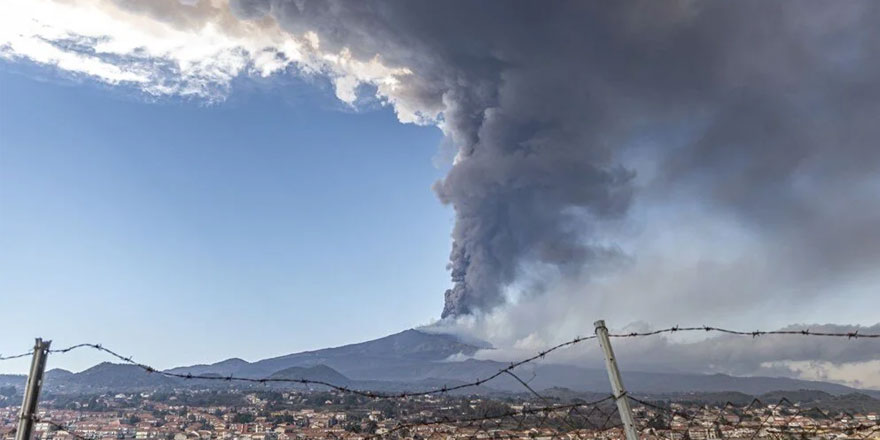 Etna Yanardağı'nın lavları 11 bin metre yüksekliğe ulaştı