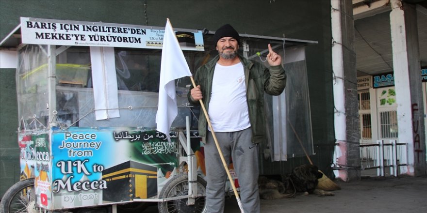 Gördüğü rüyanın izinden üç tekerlekli aracıyla Mekke'ye gidiyor