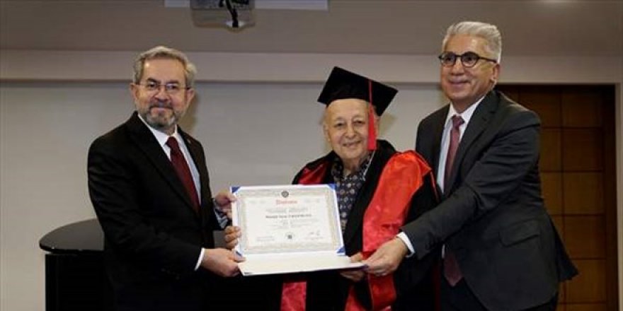 60 yıl ara verdiği hukuk fakültesinden mezun oldu