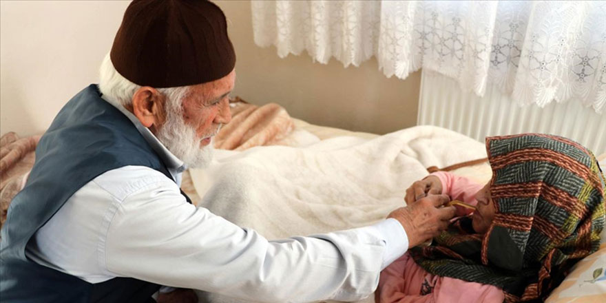 Emekli imam felçli eşine sevgi ve özenle bakıyor