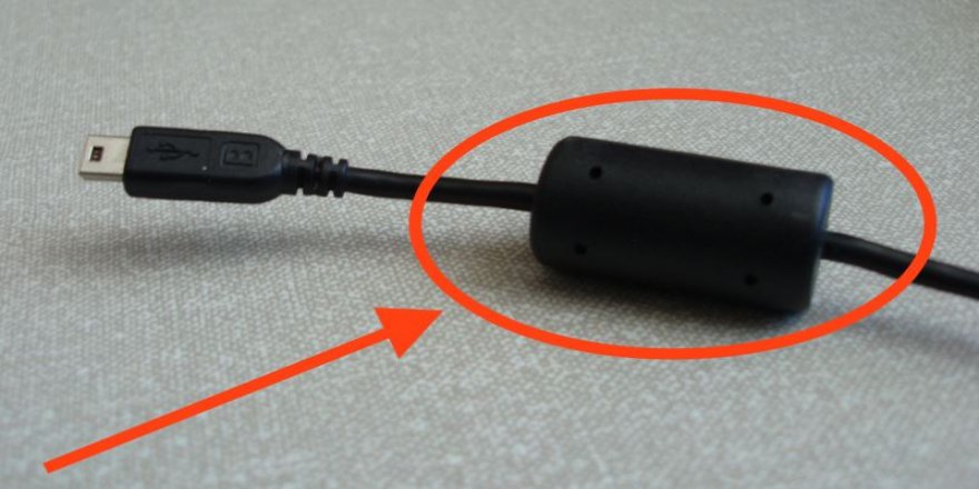 Bilgisayar şarj cihazlarında silindir şeklindeki plastik parça ne işe yarıyor