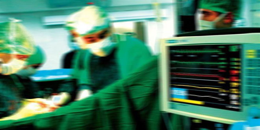 Ameliyatlarında kullandığı aletleri onaran profesör hastane bütçesine katkı sağlıyor