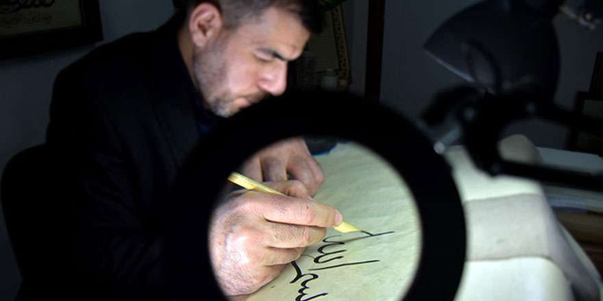 Iraklı hattat 40 yıldır eserlerini aşkla nakşediyor
