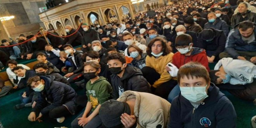 Ayasofya'da Cuma namazı kılmak için 650 kilometre yol gittiler