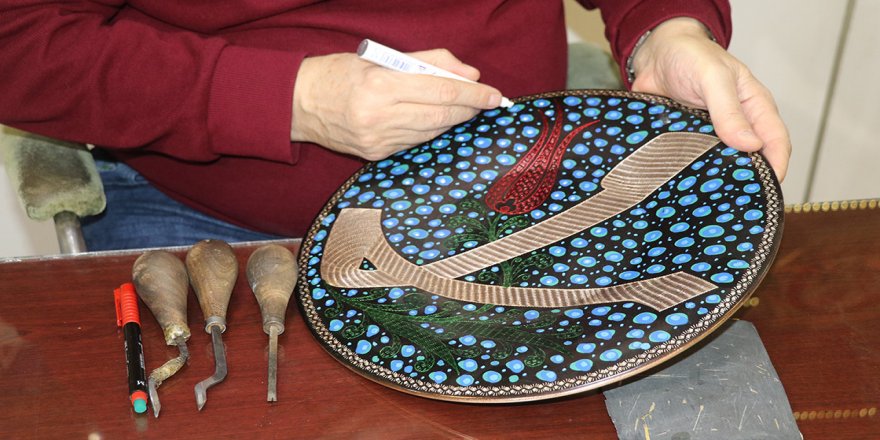 Erzincanlı usta, hüsnühat ile ebruyu bakırla buluşturdu