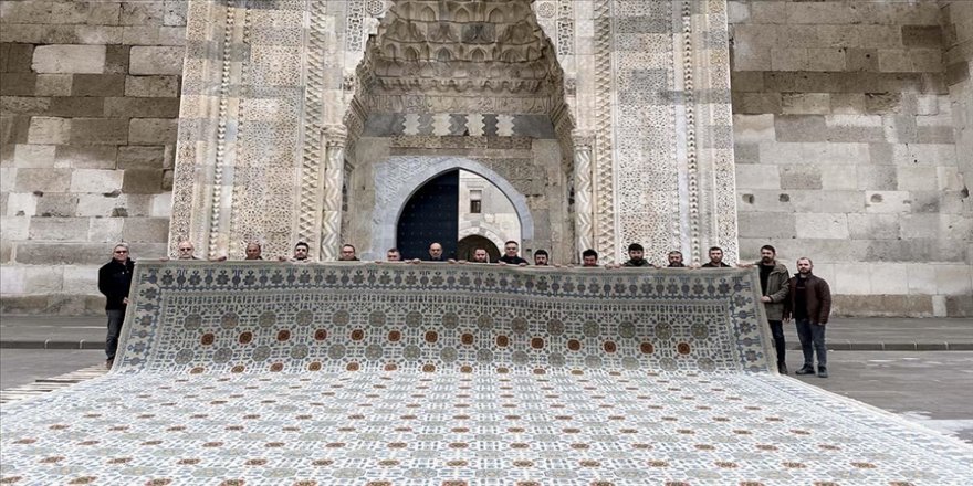 Selçuklu motifleriyle dokunan halı Birleşik Krallık'a gönderildi
