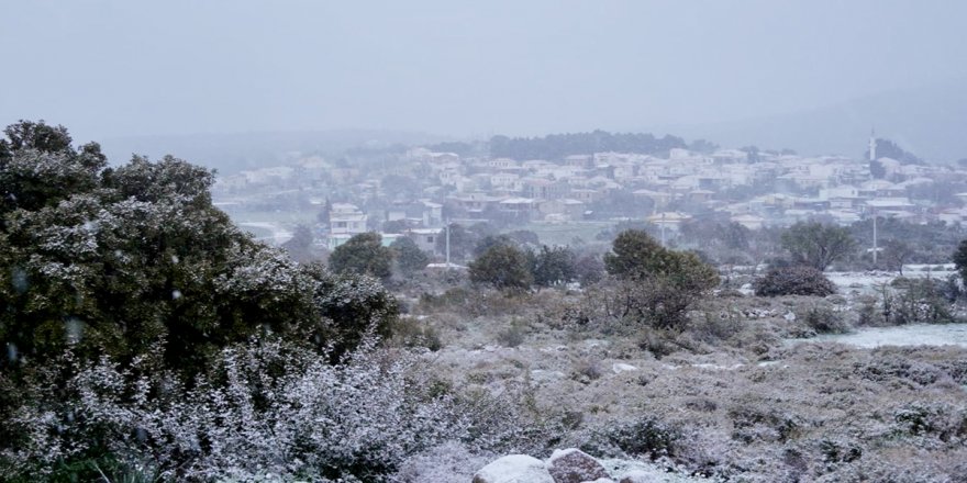 İzmir'in Çeşme ilçesinde de kar yağdırılıyor