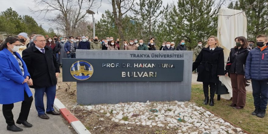 'Muayene ücretleriyle öğrenci okutan profesör'ün adı bulvara verildi