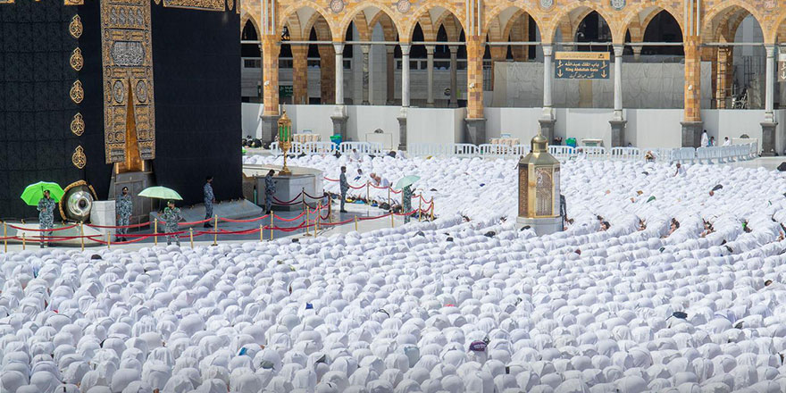 Kabe'de sosyal mesafesiz ilk Cuma namazı kılındı