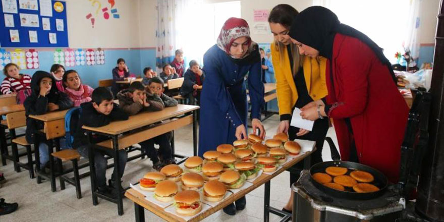 Bu öğretmenler çocuklara okulu sevdiriyor: Sınıf sobasında pizza ve hamburger hazırlıyorlar