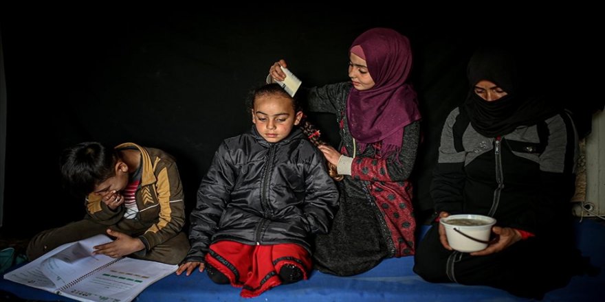 15 yaşındaki Suriyeli Münire, kardeşlerine hem annelik hem babalık yapıyor:  Bazı geceler aç yatıyoruz