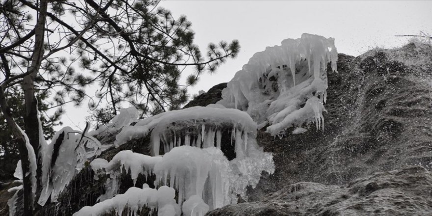 Bolu'nun yüksek kesimlerinde şelaleler buz tuttu