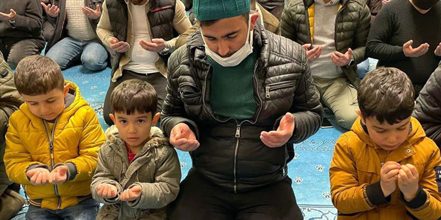 Ramazanın müjdecisi Berat Kandili Kur'an ve dualarla idrak edildi