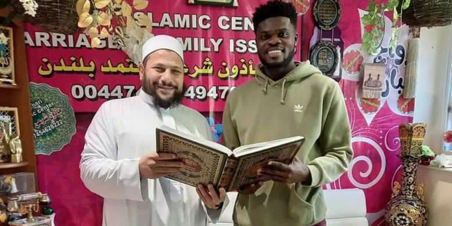 Bir ünlü futbolcu daha Müslüman oldu