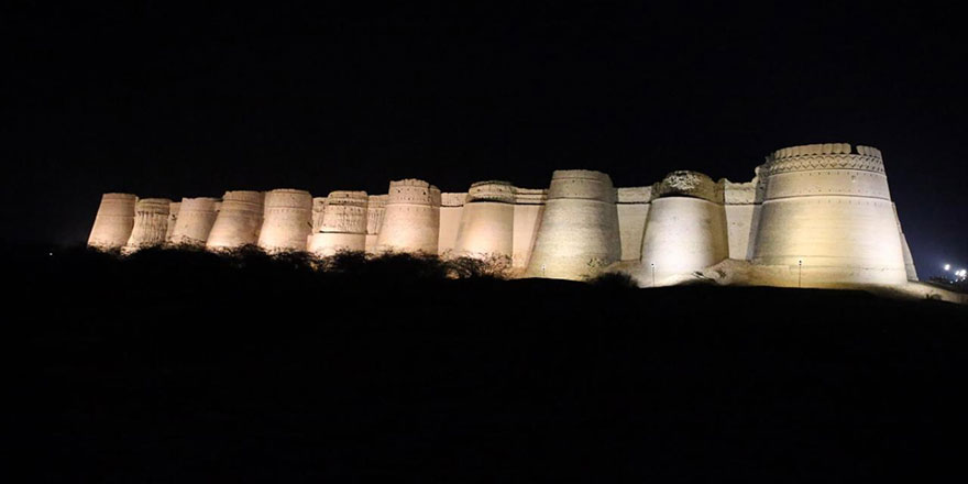 'Çöl güzeli' Deraver Kalesi 12 yüzyıldır ayakta